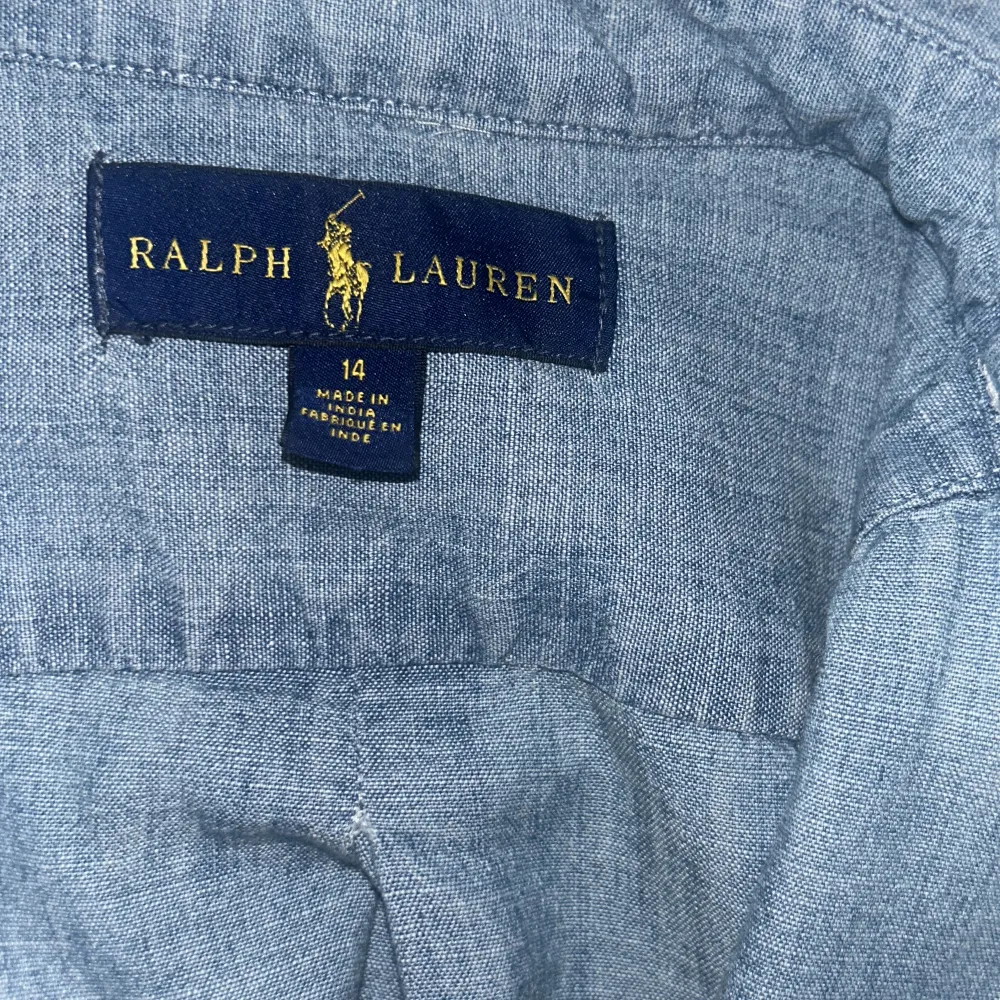 En blå ralph lauren skjorta gjord i linne, använd sparsamt.. Skjortor.