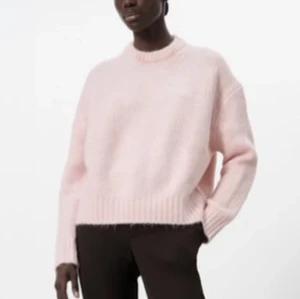 Ljusrosa stickad tröja - Jättefin stickad tröja från zara! Helt oanvänd, med lappen kvar. Köpt för 359 kr för nått år sen. Skriv för mer bilder🙌🏼