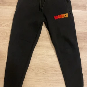 Hoodrich  - Säljer nu mina byxor som är storlek s. Säljer de eftersom dom är för små för mig