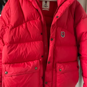 Fjällräven storlek S , man   - Nästan ny Fjällräven dunjacka.  Storlek S / man . Unisex .  M för kvinna. 