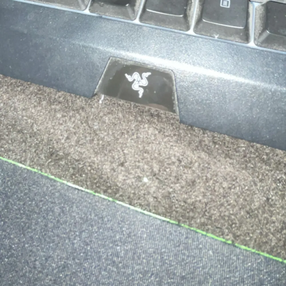 Ett Razer tangentbord+musmatta🤠Skicket skulle jag säga är 9/10 då jag bara använde det i början efter att ha köpt det…Musmattan ingår i köpet😃Nypris på tangentbordet 1299kr,Musmattan 219kr. Övrigt.