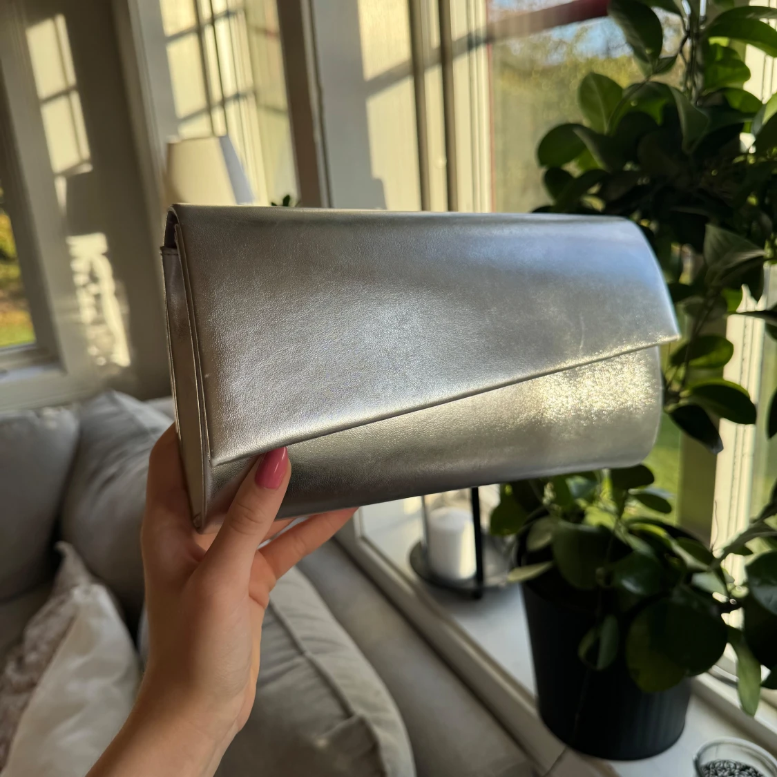 Silverfärgad kuvertväska - 91