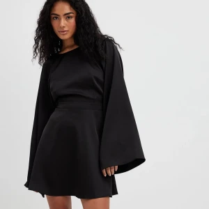 Klänning med öppen rygg - Klänning med öppen rygg från NA-KD Aldrig använd i storlek 38