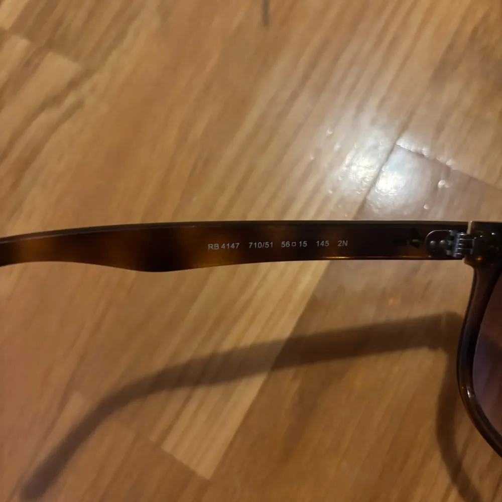 Säljer mina rayban boyfriend. Skick 9/10 knappt använda. Storlek 56 i en brun färg. Accessoarer.