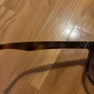 Säljer mina rayban boyfriend. Skick 9/10 knappt använda. Storlek 56 i en brun färg