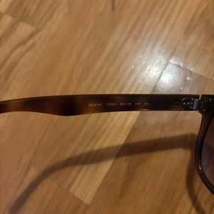 Rayban boyfriend - Säljer mina rayban boyfriend. Skick 9/10 knappt använda. Storlek 56 i en brun färg
