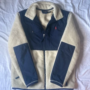 Ralph Lauren jacka - Riktigt schyst Ralph lauren jacka som e riktigt nice till hösten o vintern. storlek xs men sitter som S. Pris kan sänkas med snabb förhandling