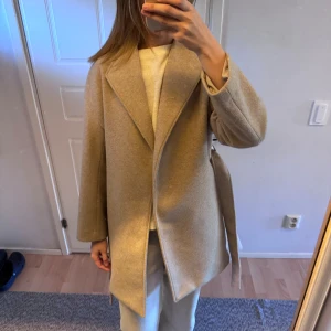 Kappa - Säljer min fina kappa som inte kommer till användning! Köpt second hand för drygt 3 år sedan och använd väldigt lite efter det💓Storlek Xs men passar mig som har S!💓