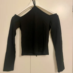 Långärmad offshoulder tröja - Jättefin offshoulder tröja i stl S, från H&M, andvänd 2-3 gånger. Köparen står för frakten❣️