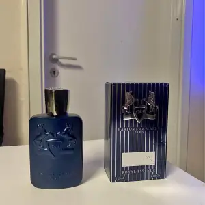 Parfum de marly Layton till salu. En av marly husets bästa och kändaste parfumer. det är cirka 110ml kvar av 125.   Hör av er vid intresse !