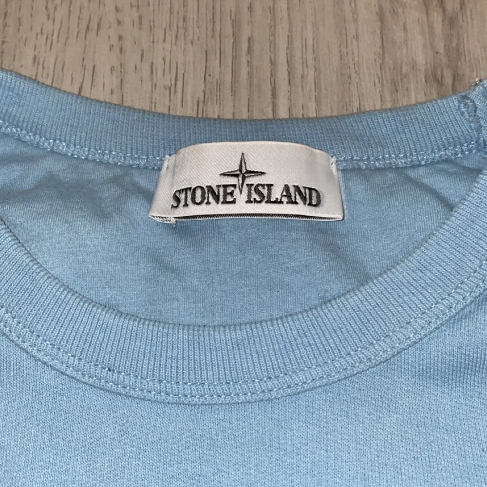 Stone Island tjock tröja i färgen baby blue. Köpte en mindre storlek för jag ville ha en tightare men ska köpa större istället. Köpt här på Plick!. Hoodies.