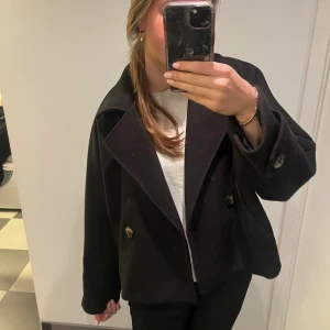 Kappa - Svart kappa från Missäy! Perfekt till hösten🍂🍁