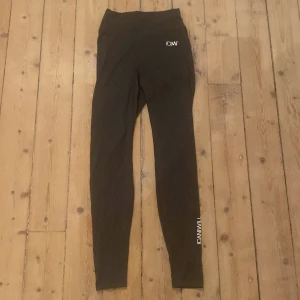 Träningsbyxor från ICIW säljes för 189kr - Träningsbyxor ifrån I Can I Will säljes för 189kr. Knappt använda och i väldigt bra skick! I storlek 164/xs och perfekt för er som gillar Stockholmsstil!