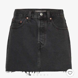 Svart jeanskjol  - Säljer min snygga Levi’s kjol då den inte används längre, skitsnygg är precis som ny🤗