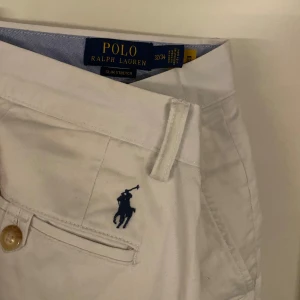 Ralph Lauren chinos - Ett par sköna raffe chinos, nån fläck längst ner på benen men inget man tänker på. Nypris runt 2500