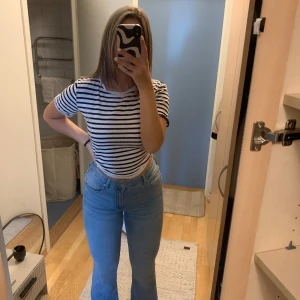 Nya jeans M  - Helt nya bootcut jeans som knappt är använda i stl M. Pris kan diskuteras. Säljer då de inte kommer till användning 🌸