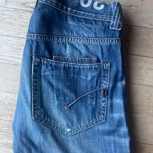 Hej, säljer ett par dondup jeans storlek 30. Riktigt bra skick. Nypris är ca 3500