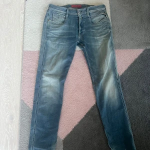 Replay Jeans - Replay jeans i otroligt snygg ljusblå färg. Tvätten på dessa är otrolig😍😍 Storlek 31 8,9/10 skick👏 