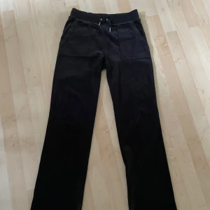 Juicy Couture - Säljer mina Juicy byxor då dom inte kommer till andvänding längre 🩷 Skriv privat för fler bilder å frågor 🫶🏼