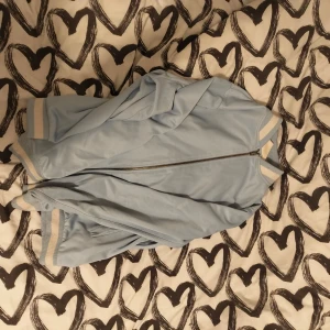 Lexington tröja äkta  - De e en blå lexington tröja med vit text på sotrlek xl men funkar för medium också(den e i väldigt bra skick men brhlvef prngar så jag kan hjälpa min mamma så drf säljer jag denna  Ny pris på 2500 men säljer den för 1000kr priset kan diskuteras affär