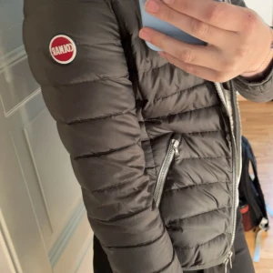 Perfekta höstjackan - Säljer denna gråa Colmar jackan, köpt på Plick men var för lite så ej använd av mig.  Tunn dunjacka som passar perfekt till hösten.  Storlek 40, passar runt XS.  Har en fläck på armen.  