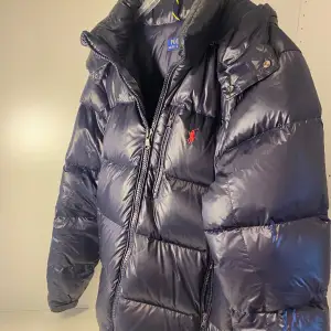 Tja, säljer nu min Ralph Lauren jacka. Prefekt till vintern och kyliga dagar. Skicket är 9/10, knappt använd. Nypris runt 6000, mitt pris är 3999 men kan diskuteras vid intresse. Hör av dig vid frågor o funderingar!