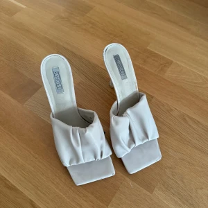 Klackar - Beiga klackar i storlek 39. Använda fåtal gånger, några få slitage i sidan men syns absolut inte vid användning. Sköna och bekväma att gå i! 