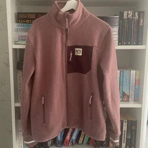 Fleecejacka - Fin fleecejacka/tröja som endast är använd en gång. Jackan är från märket ”Kari traa”. Färgen är lite otydligt på bilden, men skulle säga att den är gammalrosa/lila aktig🤍