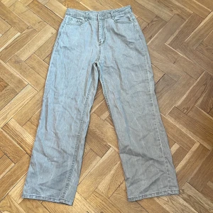 Mid Rise grå/gröna jeans - Bra skick 
