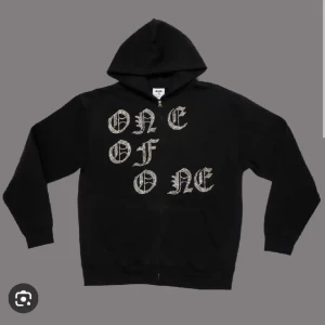 One of one hoodie - Jätte snygg men använder inte längre! Storlek M men funkar lika bra på S. Nypris ca 1500