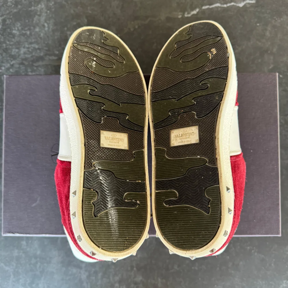 Valentino Flycrew sneakers | Knappt använda, tappat 1 nit | Sitter 1 storlek större | Nypris: 6499 kr | Ingår: 1 extra nit, Valentino kort | Frakt spårbart via Postnord eller Instabox, där köparen betalar | Tveka inte att höra av dig vid frågor📩. Skor.