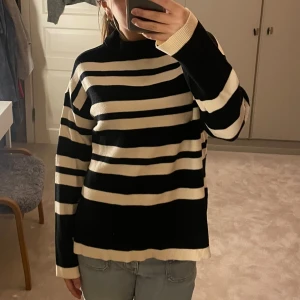 Stickad tröja - Fin randig stickad från vero Moda 😍 knappt använd!