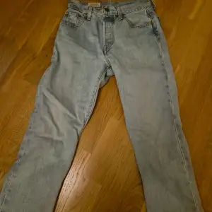 Jeans Levis 501 storlek W23 L28. Ljusblå