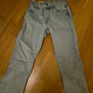 Levis 501 - Jeans Levis 501 storlek W23 L28. Ljusblå