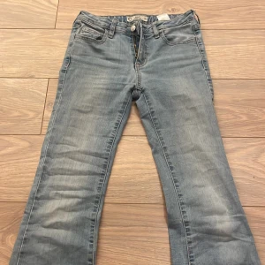 Ljusblå jeans - Säljer ett par ljusblå flare jeans och är i ett välanvänt skick. Perfekta för en avslappnad vardagslook!