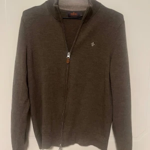 Morris tröja med dragkedja  - Morris tröja i nyskick, inga tecken på användning. Storlek M men sitter som en S.