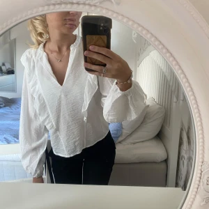 vit blus med volang  - söt blus från kappahl i storlek xs, fint skick! 