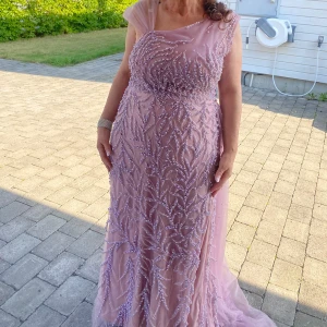 Festklänning  - Festklänning i storlek L 💞 priset går att diskuteras 🫶🏼 