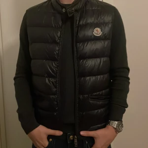 MONCLER VÄST  - Säljer min Moncler väst då jag inte använder den längre, 8/10 skick. Dragkedjan är väldigt svår att stänga därför lägger jag ut den för 700 Storlek 2