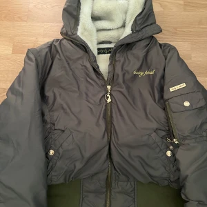 Brun pufferjacka från Baby Phat - Säljer denna supermysiga olivgröna pufferjackan från Baby Phat. Den är väldigt mjuk och varm, perfekt för vintern. Dm för mer <3