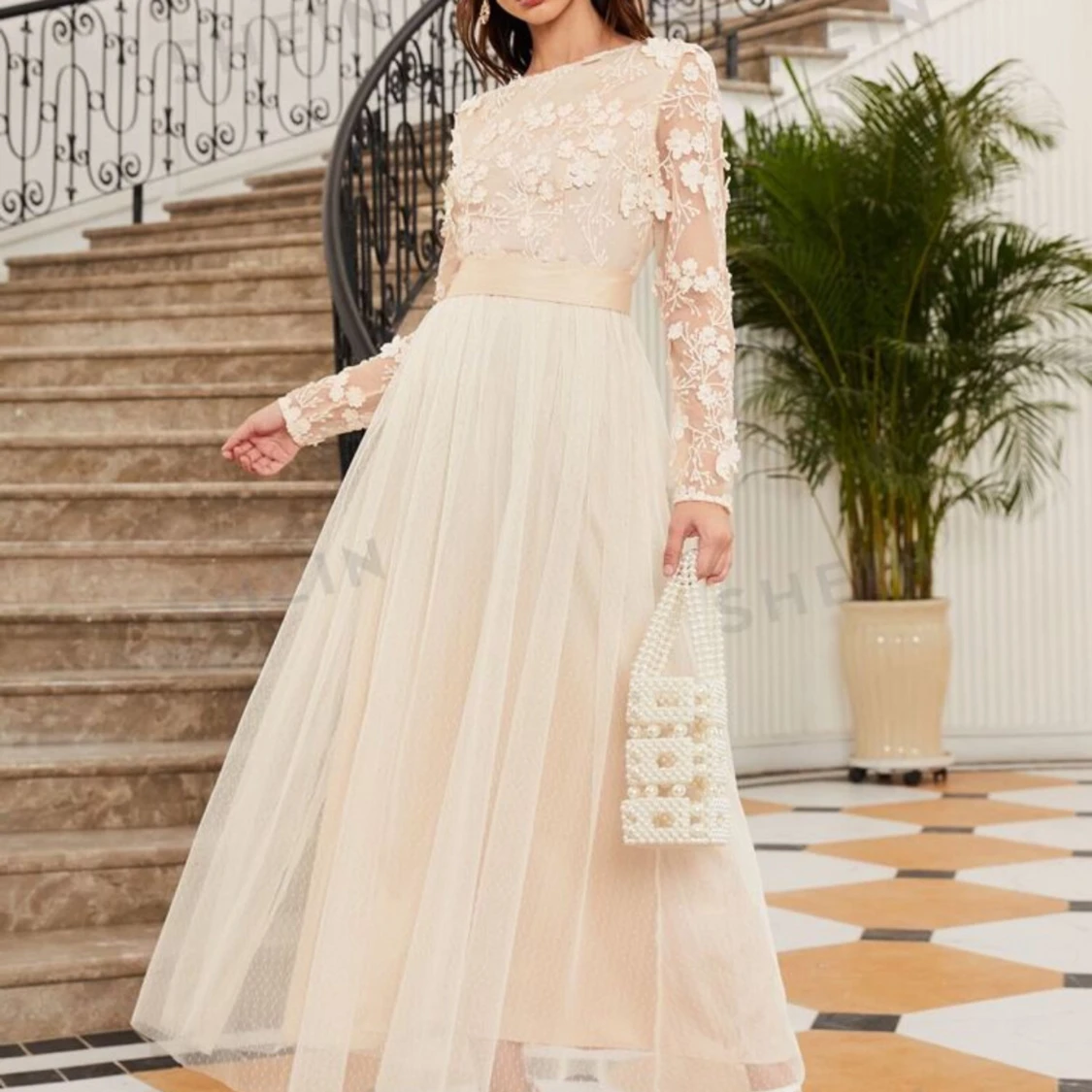 Champagnefärgad långklänning med spetsdetaljer - 90