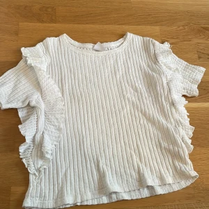 Vit Zara blus - Säljer min fin zara blus då den inte passar längre 