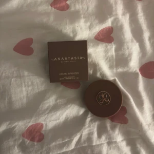 Anastasia bronzer  - Anastasia krämbronzer i färgen ”amber”, jättefin men tyvärr fel färg för mig så har aldrig använt den, endast testad! Skickar i förpackningen🫶