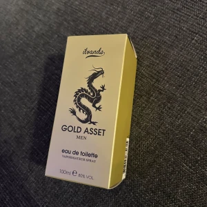 Gold Asset Men Eau de Toilette från Ilvande - Gold Asset Men är en eau de toilette från Ilvande, förpackad i en elegant glasflaska med svart fyrkantigt lock. Flaskan rymmer 100 ml men ligger nu på 45 ml och har en stilren design med en gyllene spraypump. Doften är klassisk och maskulin, perfekt för den moderna mannen.