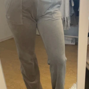 Juicy byxor - Juicy byxor som bara har använts 2 gånger i st M. Färgen heter String och är en beige färg.