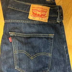 Levi's 501 jeans - Klassiska Levi's 501 jeans i mörkblå denim. De är för stora så sitter inte helt rätt på bilderna. 
