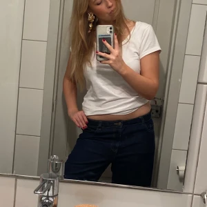 Lågmidjade jeans/Dżinsy z niskim stanem - Mörkblåa lågmidjade vida jeans. Storlek passar XS/S. Passar lite kortare personer skulle jag säga. Bra skick.💕