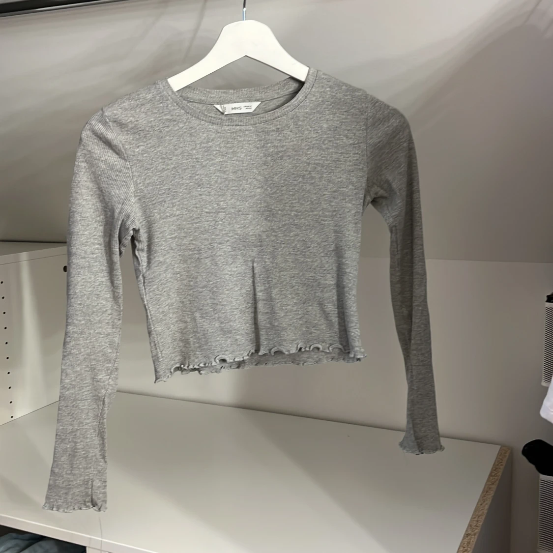 Grå ribbad tröja från MANGO