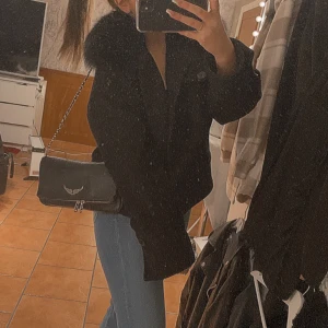 Meotine jacka - Säljer denna meotine jacka som är i väldigt bra skick, den är i storlek S/M, använd fåtal gånger, pris går att diskuteras då jag vill sälja den så fort som möjligt 