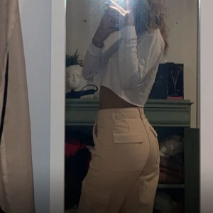 Beige cargobyxor - Helt oanvända jeans. Köpts från shein. Jättefint skick men tror dom skulle sitta mycket snyggare på nån som var några cm kortare än mig (jag e 166cm) storlek xs-s